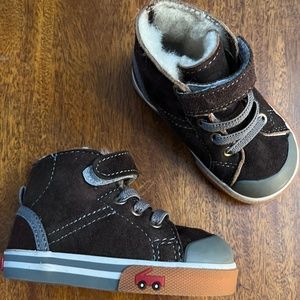 See Kai Run Devon Genuine Shearling Lined Sneaker / Brown Shearling / Size 4